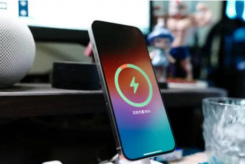 贡嘎苹果15换屏服务分享用什么充电器给iPhone15充电更好 